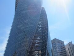 新宿のコクーンタワーに雰囲気が似ているビルが。