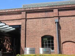 名古屋駅から次のバス停「トヨタ産業技術記念館」に到着。
受付でドニチエコきっぷを見せると入場料が
５００円→４００円に割引になります。