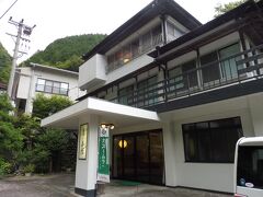 本日お世話になる旅館、湯の島館さんです。
3階建で全6部屋の、こじんまりとしたお宿♪

吊り橋修業でかなり時間を取られましたが、15時前に到着
