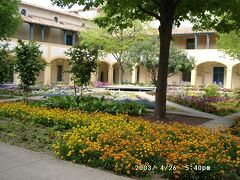 エスパス・ヴァン・ゴッホ (Espace Van Gogh)
レピュブリック広場から、エスパス・ヴァン・ゴッホを訪れました。ゴッホの当時、アルル市立病院で「アルル病院の中庭」として知られています。お花が綺麗に咲いていますね！

ゴッホが「耳切り事件」を起こし、入院した病院として有名です。