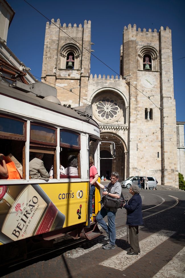 狭い坂道を抜けて突然目の前にカテドラルが現れる景色は圧巻です。<br />これぞ坂の多い町の醍醐味！