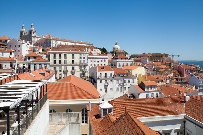 ポルタス・ド・ソル広場の展望台に到着しました。<br />ここから階段でサン・ジョルジェ城を目指します。