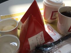 念願のCAFEねんりん家です。
手荷物検査通過後の出発ゲート前限定です。
ホイップクリームかジェラートを選べます。
２人ですので１つずつにしてシェアしました。