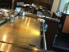 夕食はホテル内鉄板焼きです。
