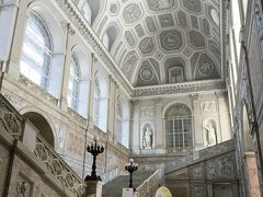 カンブリヌスで一休みして、Plazzo Reale di Napoli 王宮の前に出ました。ナポリアルテカードの無料3ケ所目はここにしました。

写真は入ってすぐの見上げるような大階段です。
ナポリとシチリアを統括していたブルボン家の王宮です。カポディモンテ美術館も当時はブルボン家の宮殿の一つでした、