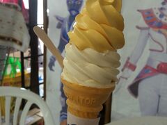 ブルーシールのソフトクリーム。
マンゴーとパインのダブルです。
アイスクリームはたくさん食べたけど、
ここのソフトクリームが一番おいしくてボリュームがありました。