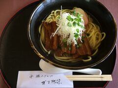 途中で見つけたお店でお昼です。
これはソーキそば。
お手洗いまで清潔なお店でした。