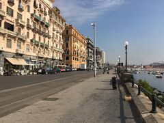 ホテルを出発しサンタルチアの海岸通りを進みます。バスの乗り場はヌオーヴォ城前の広場です。