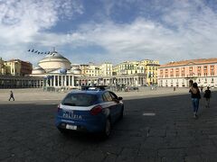 王宮の前の大きな広場(プレビシート広場 Plaza Plebisceito)まで歩いてきました。
ホテルを出て海岸通りを歩き防波堤の所を左折して急な坂を上がって来ました。
この広場をサンカルロ歌劇場の道の方へ進むとヌオーヴォ城前の広場に出ます。