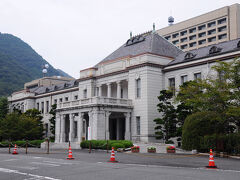 県庁の敷地内には、他にも、大正５年(1916)に竣工した二棟の立派な建物が建っている。
ひとつは、旧県庁舎。