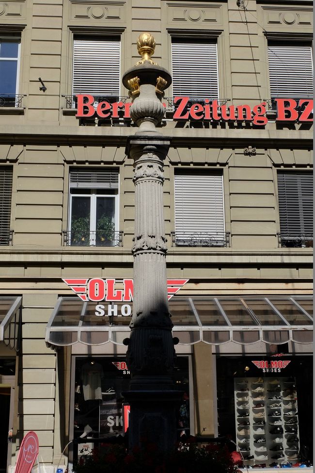 ここからは裏通りを東に向かってバラ公園まで歩きます。