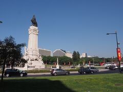 公園の中にあるポンバル侯爵広場まで来ました。

近代ポルトガルの礎を築いた政治家、ポンバル侯爵の像です。

リスボンの町を見下ろしています。

