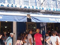 修道院からほど近くにある大行列のパステラリア「パスティス・デ・ベレン」というお店。

パステル・デ・ナタというお菓子聞いたことありませんか？

日本ではエッグタルトって呼ばれています。

そのナタがポルトガルで一番おいしいというお店がここです！