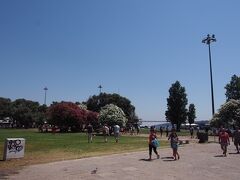 ベレンの塔があるトーレ・デ・ベレン庭園まで来ました。

ジェロニモス修道院から歩いてきましたが、灼熱の中歩くのはだいぶつらいかったです。

こちらも緑多い公園でした。

あまりの暑さにスプリンクラーがそこかしこで動いていて子供たちは大はしゃぎでしたね。
