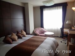南の美ら花　ホテル　ミヤヒラ
今回は最上階の角部屋でした！
ここで２泊
早めの予約だったので半額くらいで泊まることができました！！