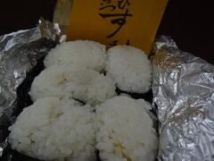 「元祖天むす千寿」で天むすを購入。

天むすを食べながら、伊勢神宮へ。

住所：愛知県名古屋市中村区名駅１－２－２
