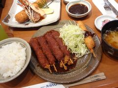 初日の夕食は、「矢場とん」で。

ここでは毎回で串カツを注文しています。
天然ジャンボ海老ふりゃ?も食べ応えがあっておすすめです。

住所：愛知県名古屋市中区栄３-３-２１　セントライズ栄 B１F