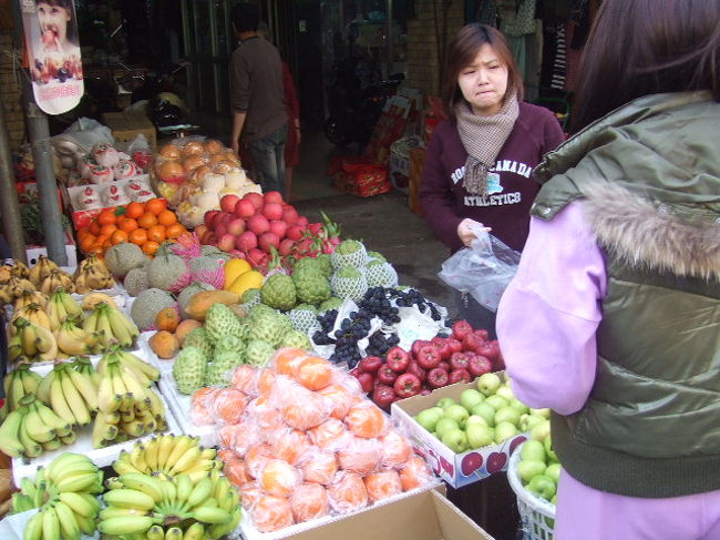 正月の街の風景　<br /><br />正月用の果物を買います