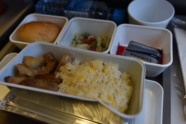 程なくして機内食<br />味はまーまー<br />東方航空と比べるとかなりマシ