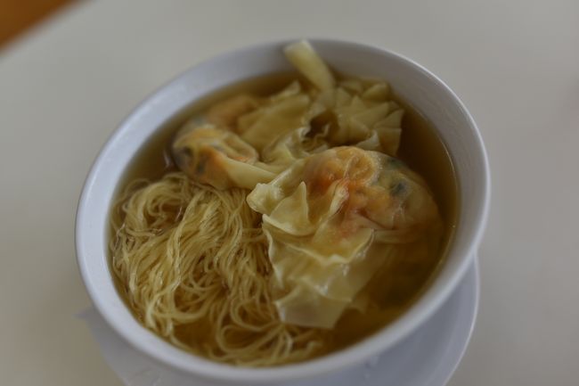 ワンタンぽいものを頂きます<br />今回の旅行の海外料理１品目