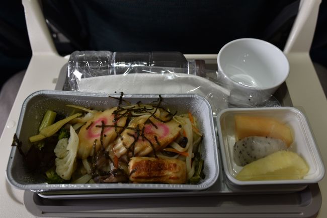 機内食<br />キャセイパシフィックより１，２品減りますね・・・<br />これはうどん