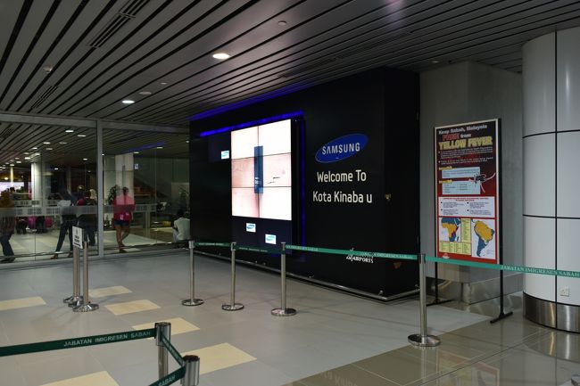 そしてコタキナバル空港に到着<br />電子ビジョンが出迎えてくれますが<br />「コナキタバウ」になっている<br />せっかく電子機器メーカーがスポンサーなんだから<br />その辺は早く直したほうがいいと思う・・・