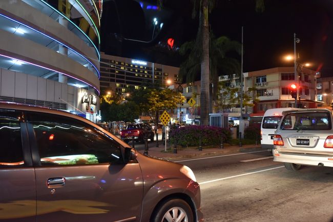 コタキナバル市街<br />車も結構走ってます