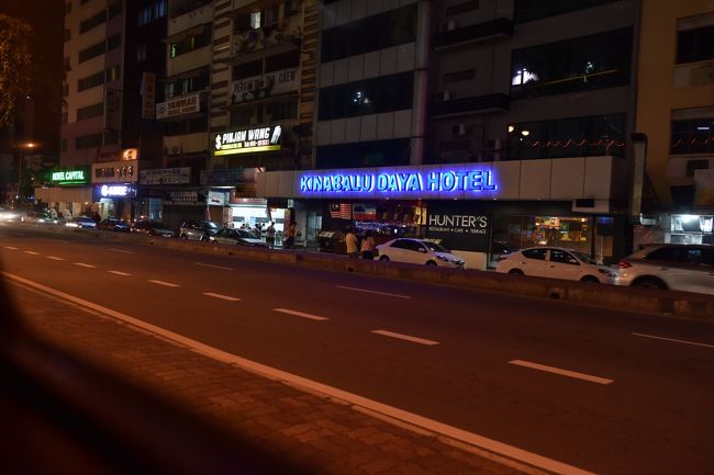 コタキナバルは車の運転はバリ島や中国に比べてすごく平和的<br />スピードは出すけど車間距離もほどほどに空いているし<br />歩行者をわりと優先するし<br />ロータリーでも車が切れるまでロータリーへの侵入を待つし<br />バリ島や中国では絶対に運転できないなと思ったけど<br />コタキナバルならできそうです