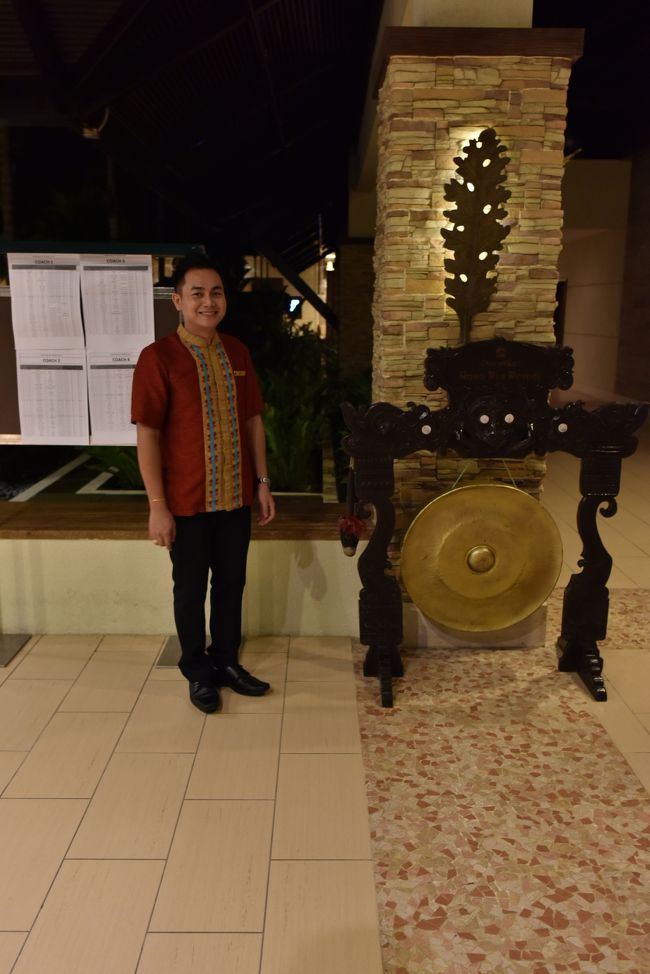 そしてホテルへ到着<br />泊まったホテルは<br />シャングリ･ラ ラサリアリゾート &amp; スパ<br />到着するとこのドラを鳴らしてくれます<br />シャングリ･ラ ラサリアリゾート &amp; スパは<br />あんまり街に行かずこのホテル内で過ごす感じのお客さんが多いそうですが<br />私たちはほとんど毎日街へでかけてました<br />本当はシャングリ･ラ タンジュンアルに泊まりたかったのですが<br />団体客が抑えてしまったようで部屋が取れずここへ来ました<br />そんなこんなで第一候補のホテルではないですが滞在は非常に快適でした<br />