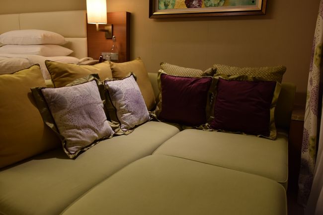 ホテルの部屋<br />海を見るようにソファーが設定してあります