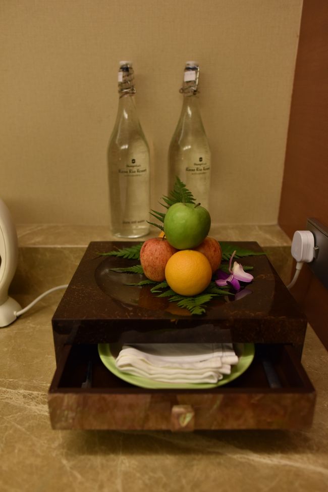 ウェルカムフルーツと水<br />水は瓶なので<br />持ち出したいときはペットボトルを用意するか<br />水筒が要ります