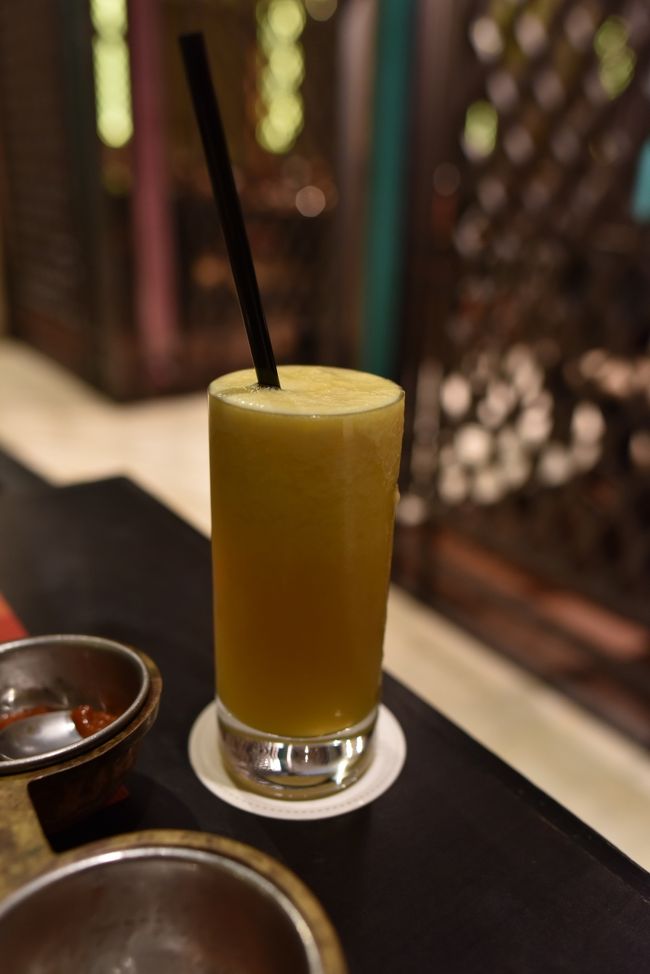 お腹が減ったのでホテル内のレストランで食事をしました<br />これはパイナップルジュース