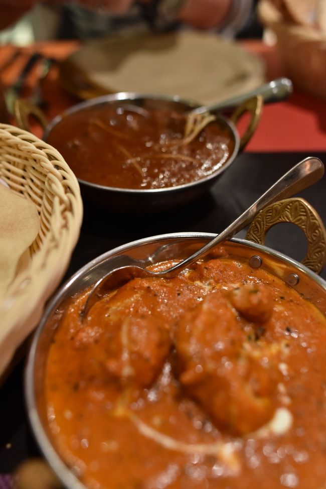 カレーを食べました<br />手前がチキン<br />奥がラム<br />チキンに一票