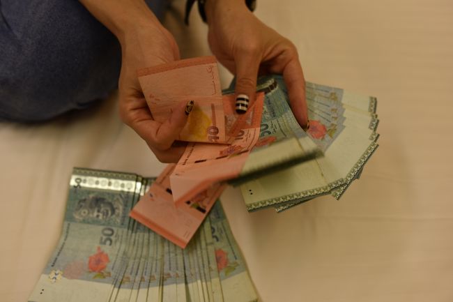 両替したお金を数えて明日に備えます<br />両替はコタキナバル空港でしました<br />1リンギット27円ちょっと位のでした<br />そんなこんなで１日目終了<br />ほとんど飛行機の中でした