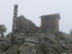 さて、いよいよ山頂到着　10:31
2,354m

群馬県嬬恋村今宮の今宮白山権現の奥宮である。

それにしても、、、ついにここまで誰一人とも遭遇せず。