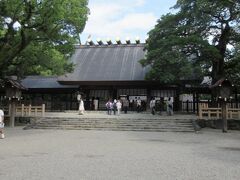 二日目　ホテルで朝食をとってから、チェックアウトしました。
またドニチエコきっぷを購入し、名古屋駅から栄駅に行き（地下鉄東山線）栄駅から神宮西駅に行きます。（地下鉄名城線）名古屋から名鉄のほうが近いかもしれませんが、時間もあるしエコきっぷで地下鉄に乗りました。
熱田神宮に到着。参拝客で賑わっています。