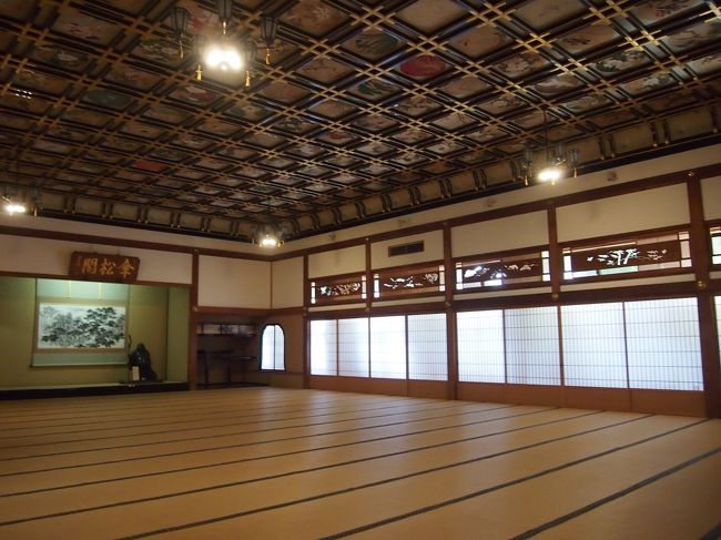 【傘松閣】<br /><br />話を聞いたあと、最初に案内されたのは天井にたくさんの絵が描かれたお部屋