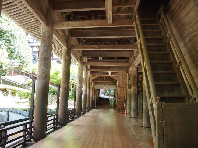 【山門】<br />修行される僧の玄関で、入門する時と修行を終えて出る時の２回のみしか出入りしないそうです。<br /><br />なので一般の方はもちろん入る事は出来ないので、正面がどんな風になってるのかは自分の目では確認できません。