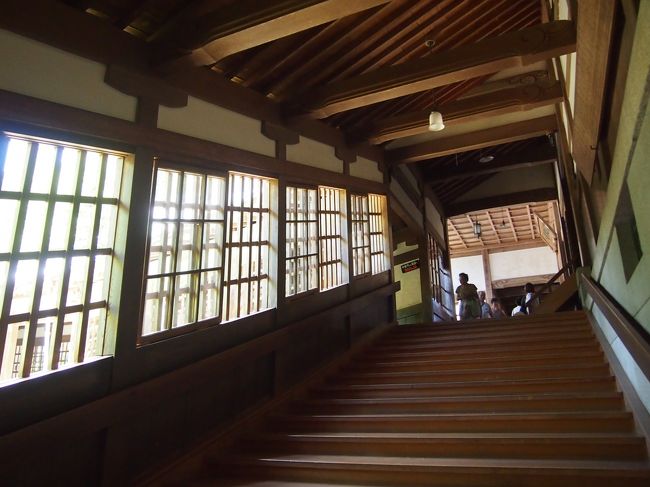 回廊の階段を上がって行きます
