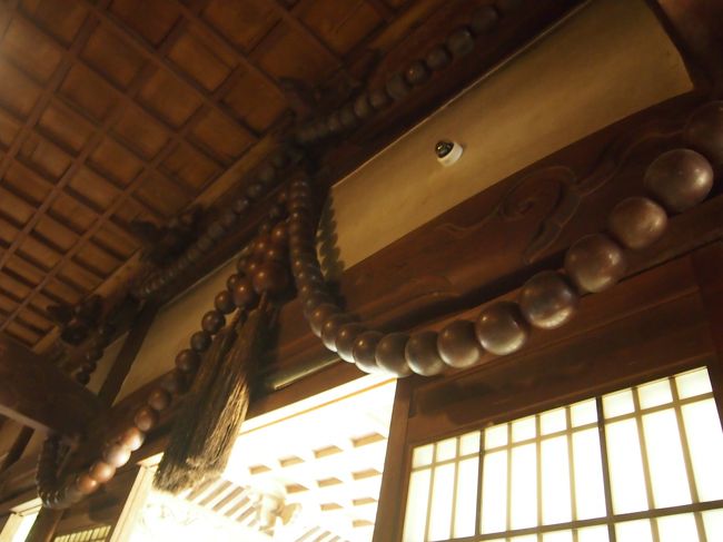 【祠堂殿】<br /><br />一般の方が供養や法要して頂く場所です。<br />内部には大数珠が飾られてました