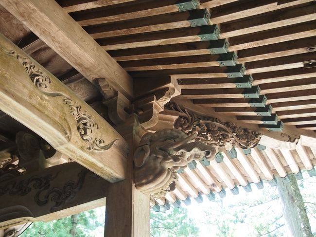 【祠堂殿】という建物の所へ