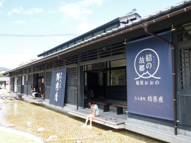 お土産屋さんの前にある水場ではお子さんたちが遊んでました