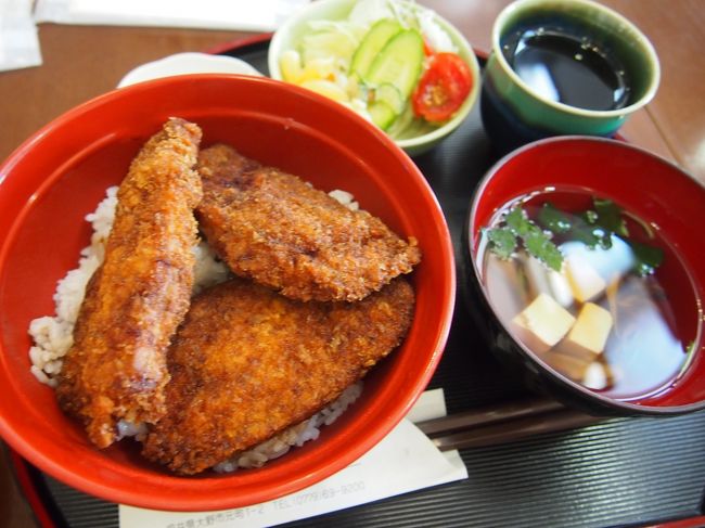 私は名物「ソースかつ丼」<br /><br />キャベツの乗ってないシンプルな見た目