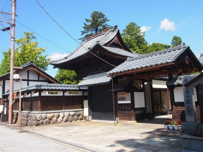 寺町通りにはたくさんのお寺が並んでいて、<br />七間通りから右に行くと５つの寺、左に行くと１１の寺があります<br /><br />観光協会で御朱印帳を買って１６のお寺をそれぞれ巡ると御朱印をもらえるようです