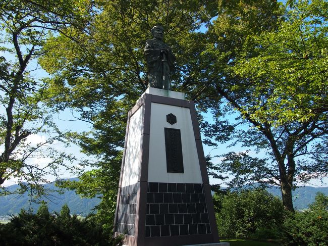 織田信長の家臣で、初代城主［金森長近］の像