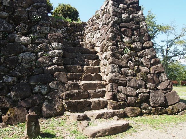 野面積みの石垣は当時のままだそうです