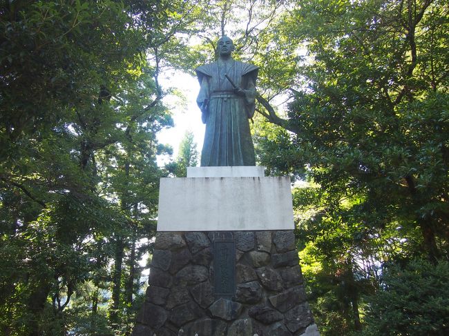 「土井利忠」像<br /><br />８歳で土井家７代を継ぎ、１８２９年（文政１２年）１９歳で藩主として大野へ入城<br /><br />越前大野城主の土井家は８代入っていましたが、その７代目にあたる利忠の像があるのは何故か分かりませんでした…