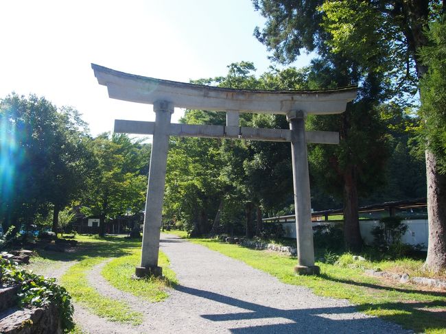 結ステーションから来ると最初にこの鳥居をくぐって登り口に行くのですが、私たちは反対側から来たので、最後に鳥居をくぐりました。<br /><br />も少し見て歩く場所などはあったけど、今回はこんな感じで越前大野の観光は終わりにして、次の目的地へ向かいました