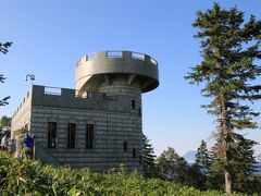 展望台に立つこの建物も町おこしの一環のひとつ。クッシーたちが雲海を見た展望台からは屈斜路湖側しか見えませんが、この建物の最上部のデッキからは３６０度の大パノラマが見えるのです。

ただ、早朝は地元ホテルのツアーを利用した人しか建物の中に入るこができません。展望デッキを貸し切りにしてこの大パノラマを見られるのはツアー参加者の特権です―　とガイドさんが声を張り上げて説明していました。ちょっと羨ましい・・・