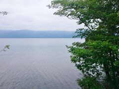 屈斜路湖

湖の上にあれだけ雲海が出ていたので曇っています。砂湯のあたりはキャンプ場があるので多くの人で賑わっていましたが、少し走るとこの静けさ。

